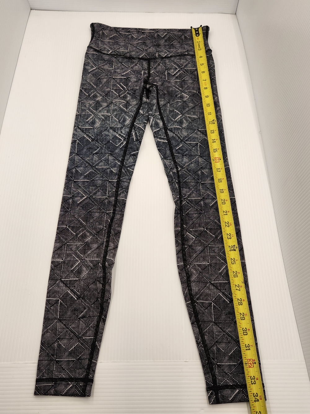 High-Rise Printed Women's Active Leggings in Dark Gray - Picture 4 of 9